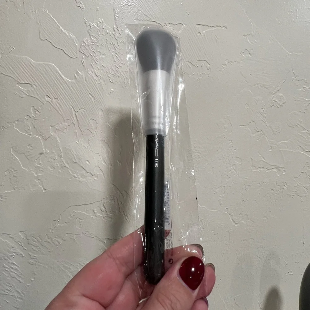 MAC 129 Synthetic Powder + Blush Brush BLACK NEW Beauty - Picture 5 of 5